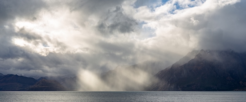 Sun_over_Lake_Hawea,_New_Zealand